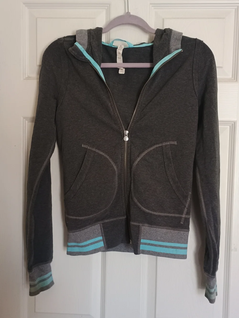 EUClululemon athletica Charcoal Gray Top with Aqua Trim *Read Listing*